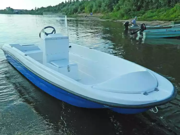 Стеклопластиковая лодка Пингвин с консолью (тримаран) в Нефтеюганске
