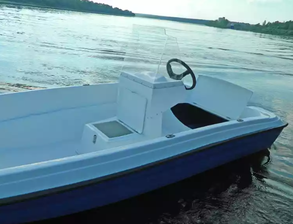Стеклопластиковая лодка Пингвин с консолью (тримаран) в Нефтеюганске