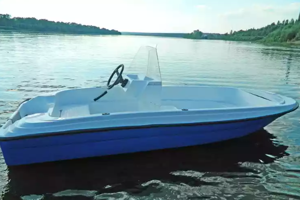 Стеклопластиковая лодка Пингвин с консолью (тримаран) в Нефтеюганске
