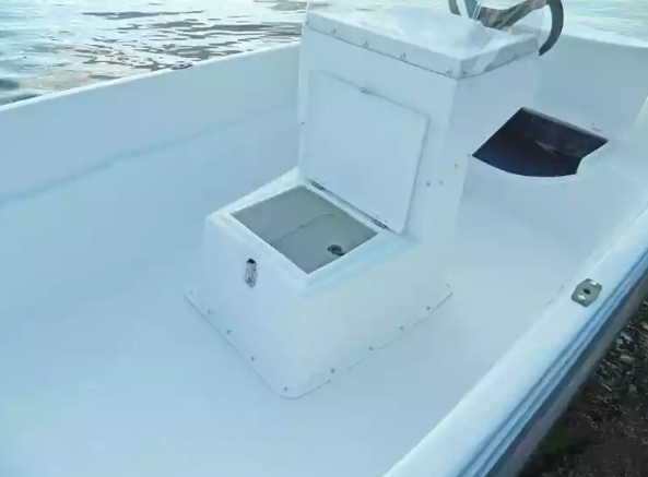 Стеклопластиковая лодка Пингвин с консолью (тримаран) в Нефтеюганске