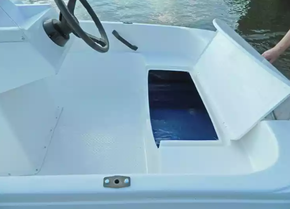 Стеклопластиковая лодка Пингвин с консолью (тримаран) в Нефтеюганске